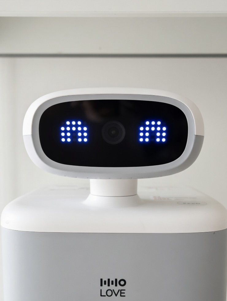HHOlove のカメラ頭部クローズアップ。ドットマトリクスの眼と広角カメラレンズが見える